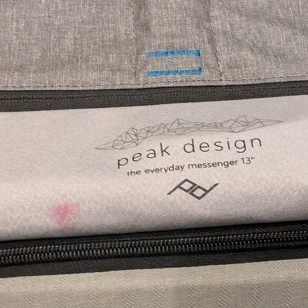 Peak Design Everyday Messenger Bag 13" Gray w/ Two Divider Inserts - Picture 4 of 5